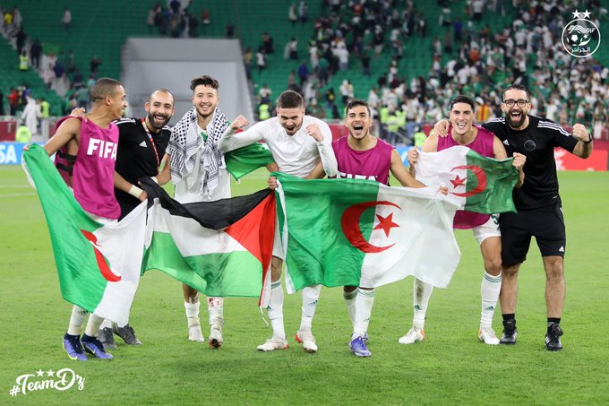 Pemain Aljazair Kibarkan Bendera Palestina Setelah Kalahkan Tim Maroko Di Perempat Final Piala Arab